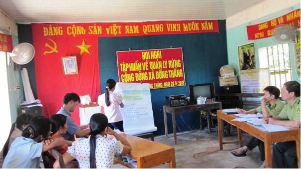 Bà Nguyễn Thị Bình (Dân tộc Sán Chỉ) – trưởng thôn Nà Quan đang trình bày kết quả thảo luận nhóm  